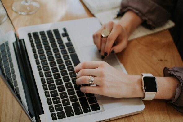 Mesa de trabajo preparada para planificar una estrategia de comunicación y marketing