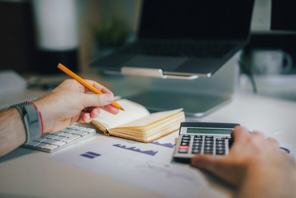 Calculadora y documentos financieros, ilustración de los precios de artículos patrocinados